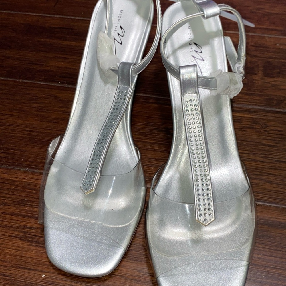 Midnight Velvet Silver Strappy Clear Lucite Cuban Heel Sandal Shoes Size 9 NWOB